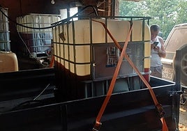 David Rodríguez traslada gas para las máquinas que están haciendo cortafuegos en Genestoso.