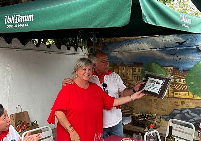 Carmen del Soto recogió la placa de manos de Benigno Maújo.
