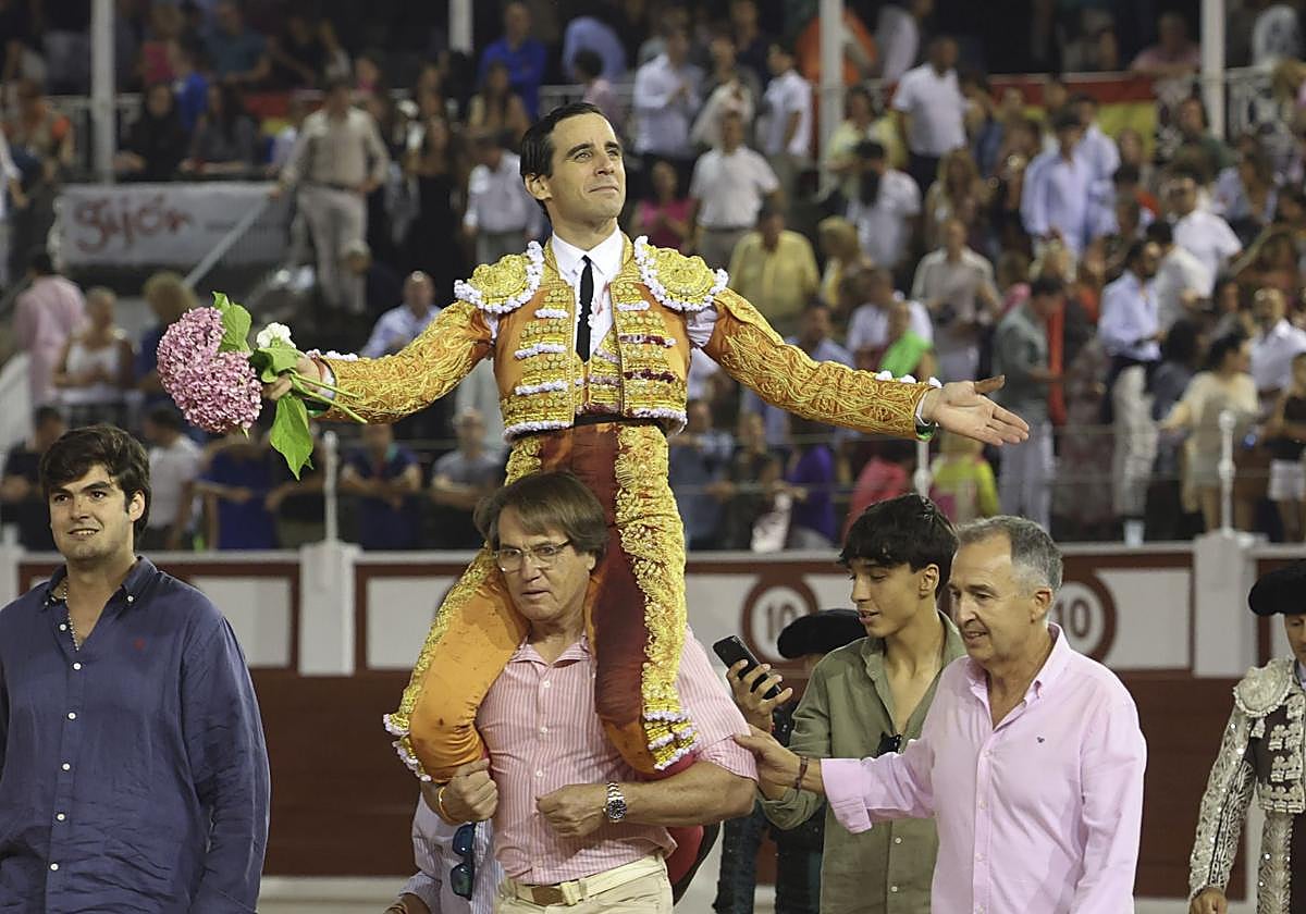Juan Ortega, a hombros, fue el triunfador de la tarde.