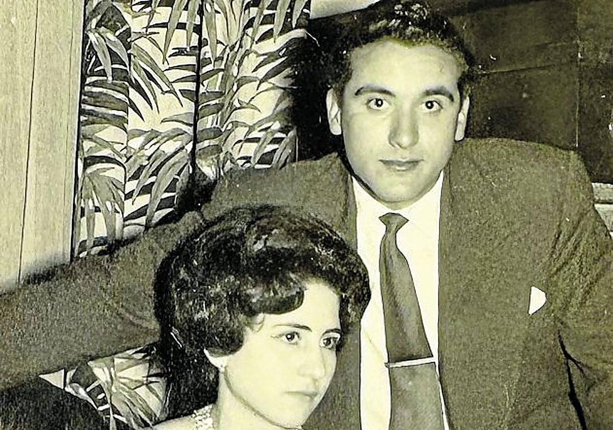 Imagen principal - Sus padres, Ricardo y María del Carmen. Junto a Alicia, de espaldas al Mediterráneo. Con Jaime Martínez, en el Teatro Campoamor. 