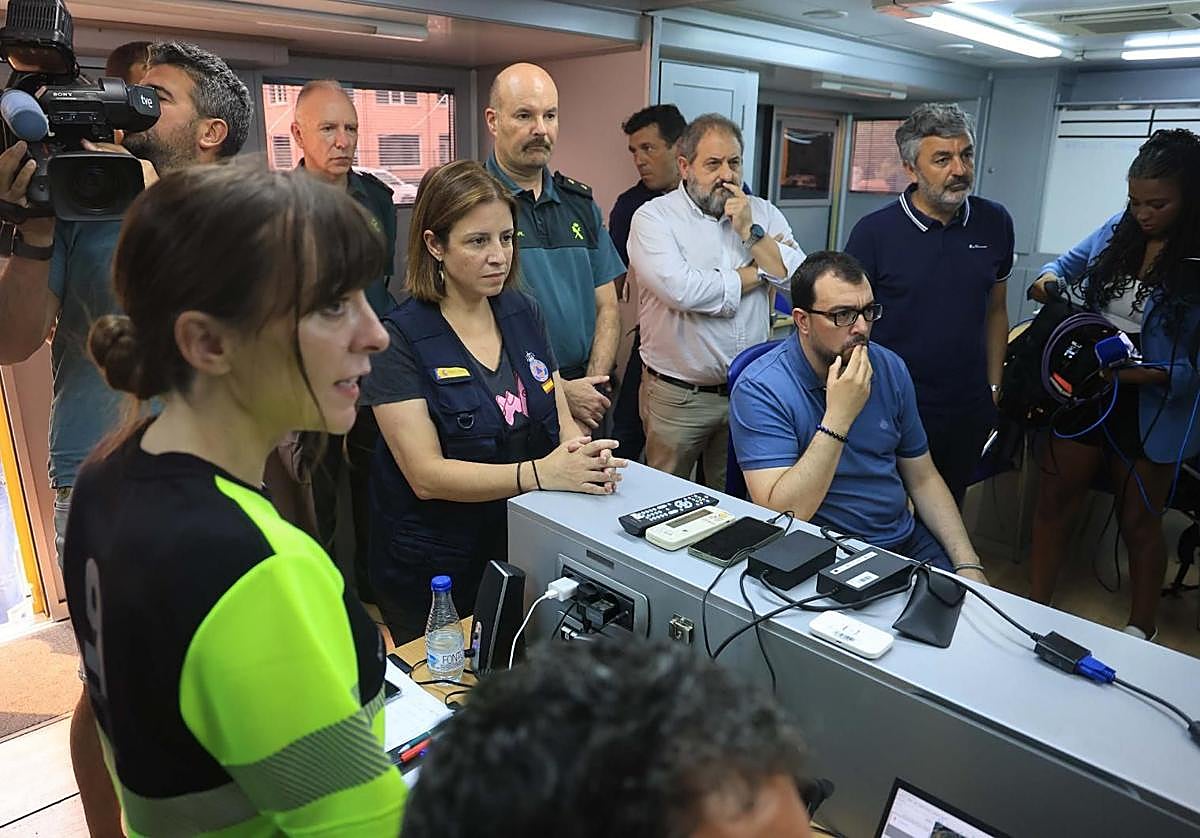 Adrian Barbón,, Alejandro Calvo y Adriana Lastra, en el Puesto de Mando Avanzado en Cangas del Narcea.