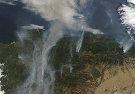 Imagen de satélite en el que se ve como el río de humo de incendios procedentes de Portugal, Zamora, León y Orense afecta a Asturias.