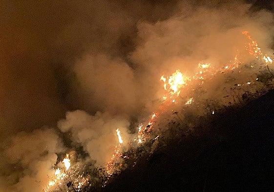 Imágenes del incendio de Genestoso, en Cangas del Narcea..