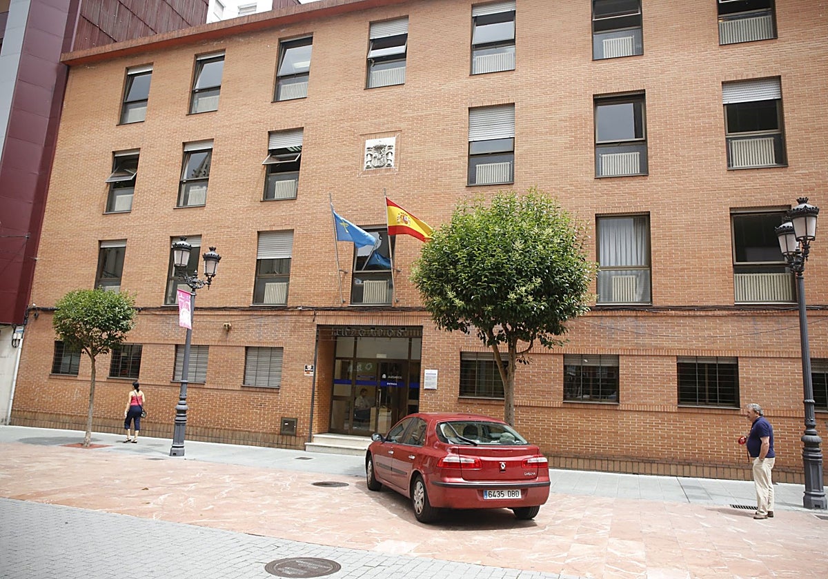La antigua sede de los juzgados en la calle Dorado, en Sama.