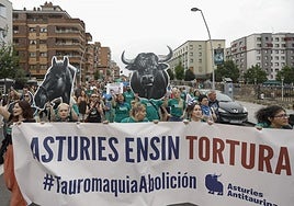 La pancarta de Asturies Antitaurina encabezó la manifestación contra la tauromaquia.