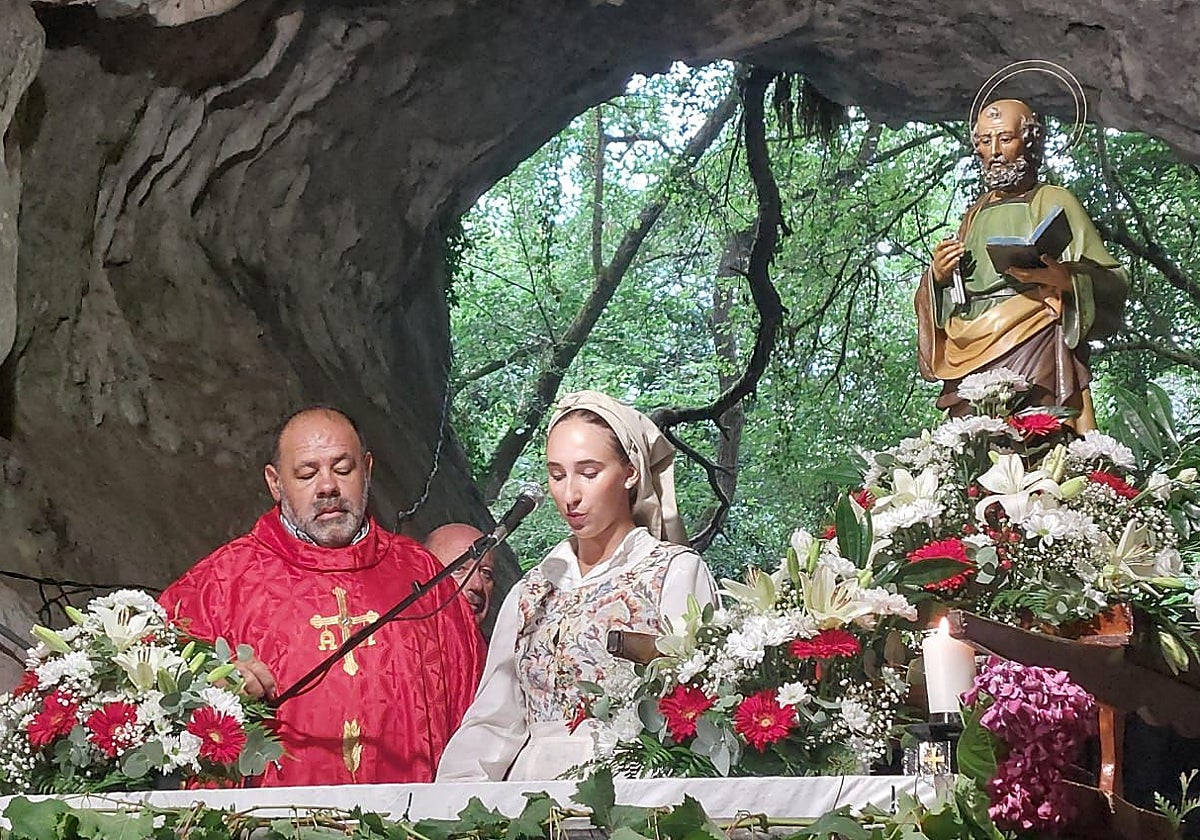 Misa en la cueva de San Pedrín.