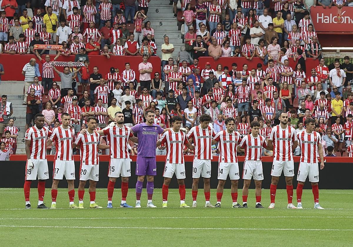El Molinón guardó antes del inicio del partido un minuto de silencio por la memoria de Solabarrieta, Sabou y Medina, fallecidos este verano.