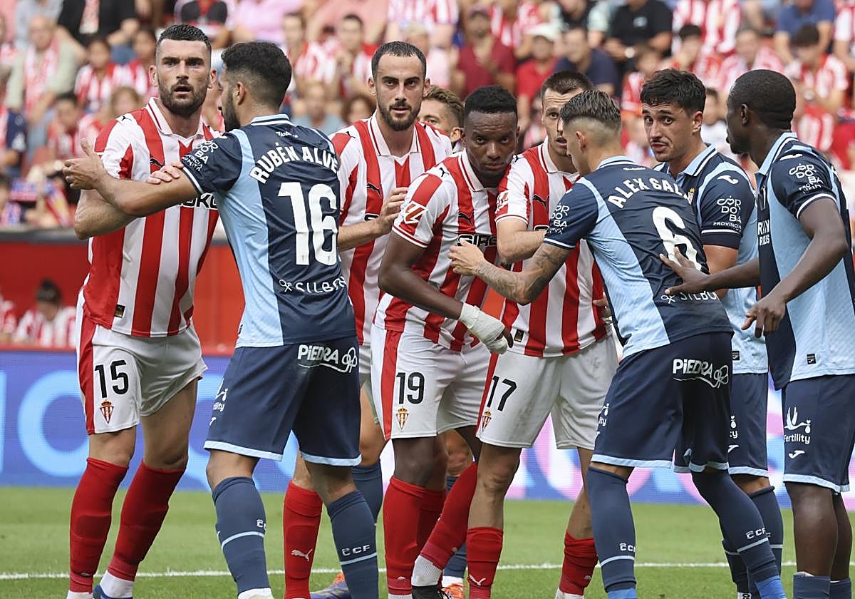 Pablo Vázquez, en la izquierda de la imagen, se trata de deshacer de la marca de Ruben Alves, en un saque de esquina.