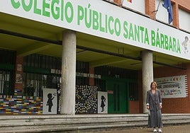 La edil Eva Iglesias en el Colegio Público Santa Bárbara, Lugones