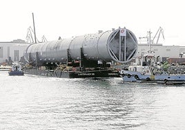Una estructura de más de mil toneladas de peso fabricada por Duro Felguera es sacada de las instalaciones de El Tallerón a través del mar.