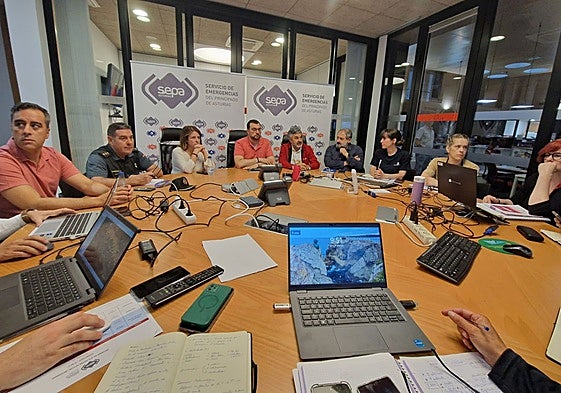 Adriana Lastra, Adrián Barbón y Alejandro Calvo, junto a directores generales y técnicos del SEPA, en la reunión del centro de coordinación.