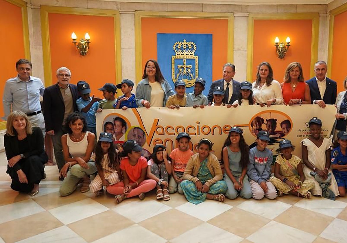 Foto de familia con los concejales y los niños en la escalera del Ayuntamiento.