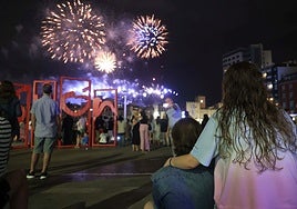 Asistentes a la Noche de los Fuegos, en la zona de las Letronas, en Gijón.