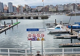 Cartel en el Puerto Deportivo con la prohibición de bañarse en la zona de los pantalanes.