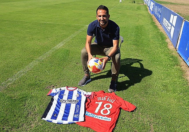 Dani Vidal posa con las camisetas del Real Avilés y la vistió Juan Díaz en el Nàstic en Primera División.