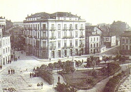 Jardines de la Reina recién arbolados, véase el tamaño invisible de la decena de palmeras y la dracena en el parterre central. El palacete del Banco Urquijo no existía. Fecha: 1904.