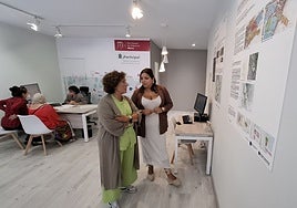 La teniente de alcalde, Teresa Iglesias, y la edil de Desarrollo Urbano Sostenible, Marta Jiménez, en la oficina del Plan General de Ordenación de Mieres, en la calle Valeriano Miranda.