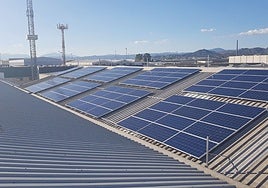 Paneles solares sobre un tejado.