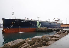 Un barco, en el pantalán de graneles líquidos de El Musel.