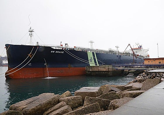 Un barco, en el pantalán de graneles líquidos de El Musel.