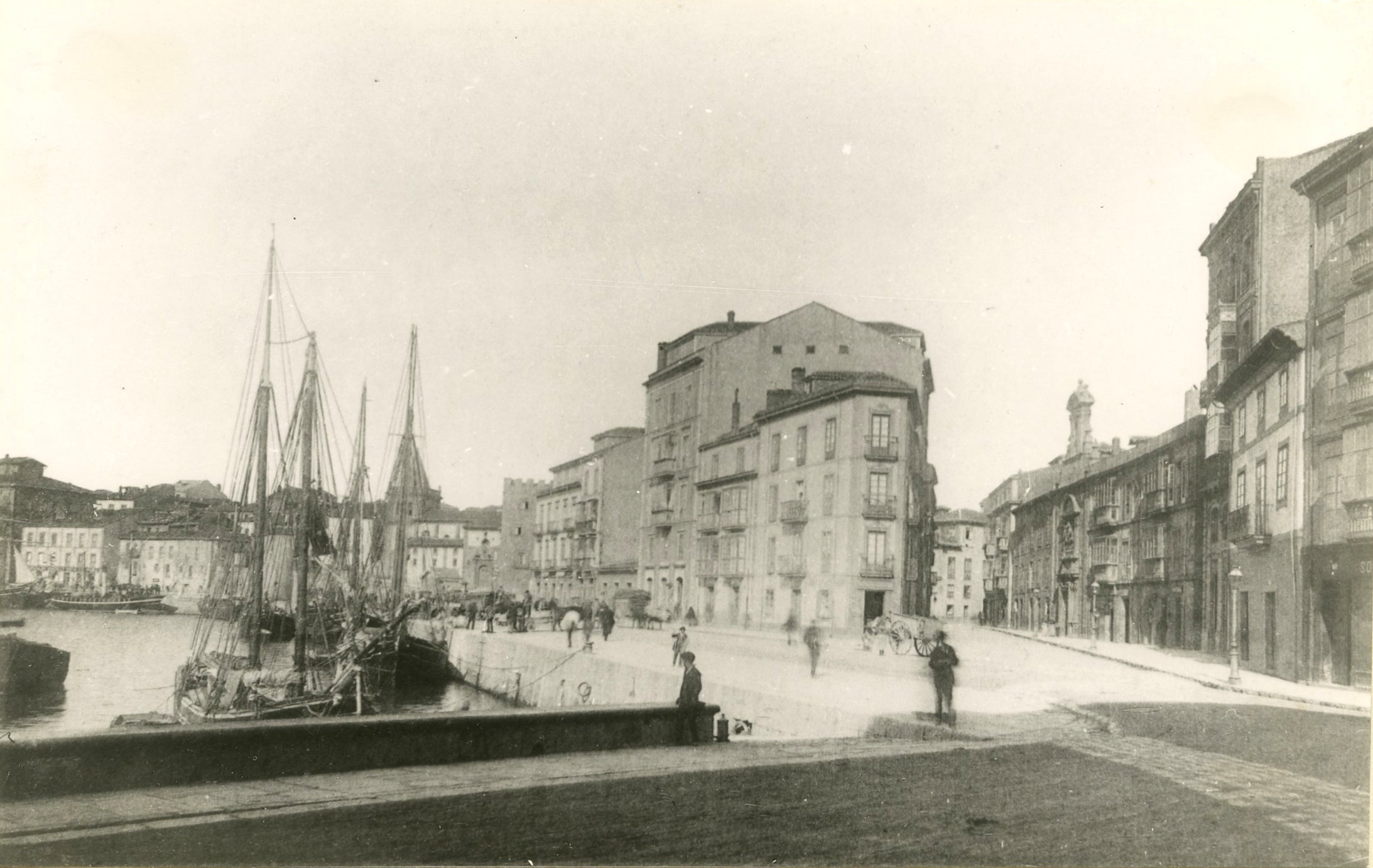 Esquina de la calle Trinidad desde los inexistentes jardines de la Reina, véase a dónde llegaba el agua. Fecha: ca. 1895.