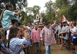 Procesión de San Timoteo en el campo de la fiesta.