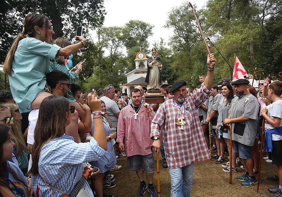 Procesión de San Timoteo en el campo de la fiesta.