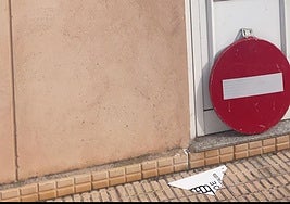 El cartel de la Agrupación Socialista, arrancado de la fachada.