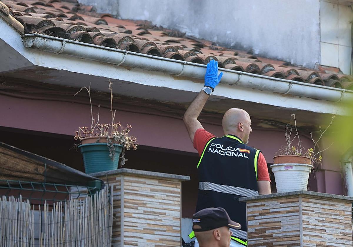 Un momento del registro policial del pasado martes en el domicilio de Noelia González.