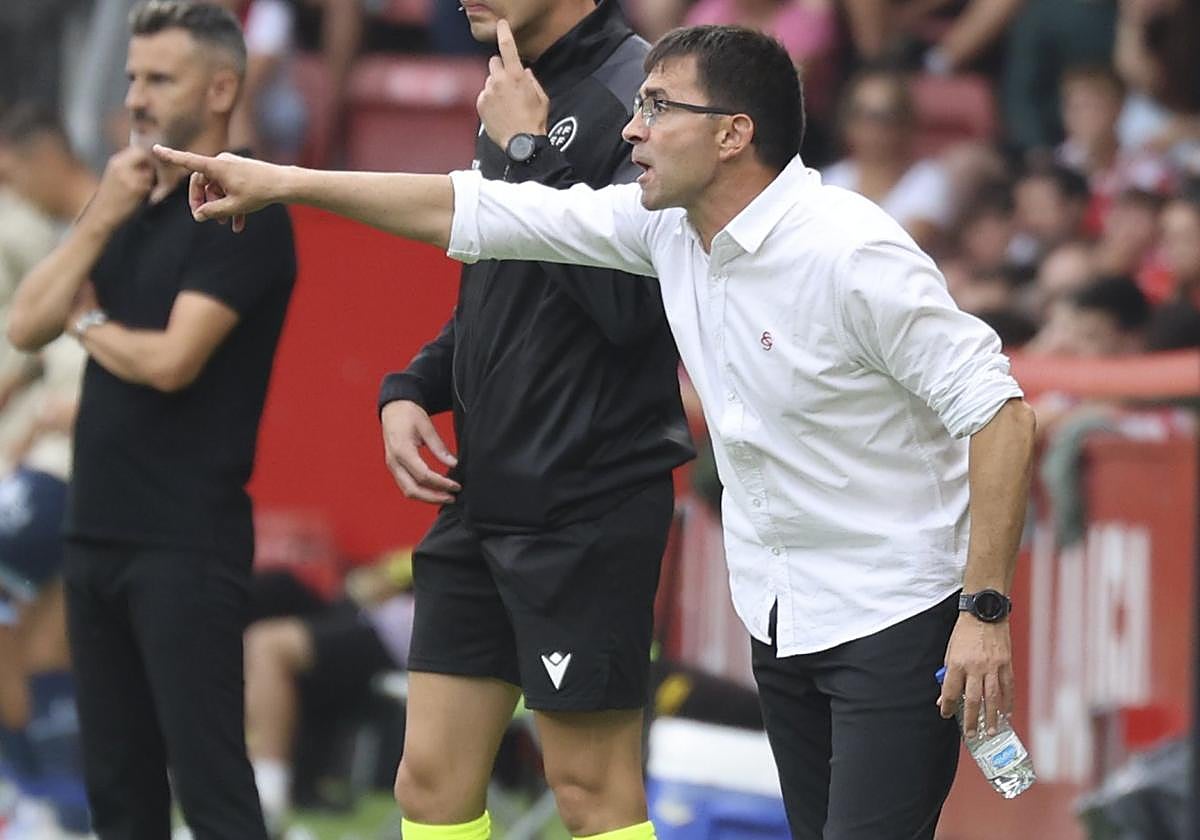 Asier Garitano ordena a su equipo durante el encuentro del pasado lunes en El Molinón+.