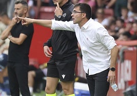 Asier Garitano ordena a su equipo durante el encuentro del pasado lunes en El Molinón+.