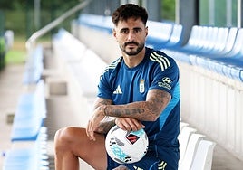 El central oviedista David Costas, este miércoles, en las instalaciones de El Requexón, antes del inicio de la sesión de trabajo.