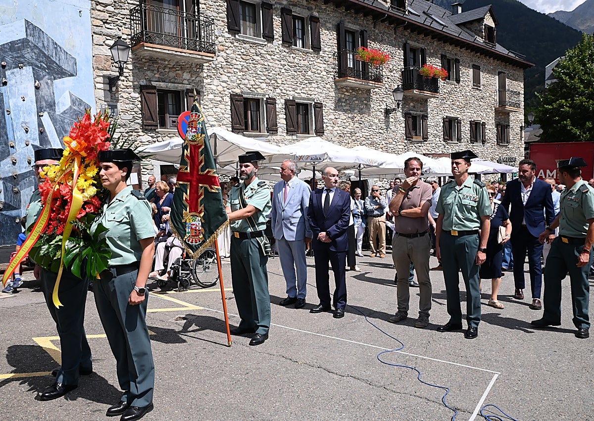 Imagen secundaria 1 - María Ángeles Perera, en primer término, a la derecha, junto a los familiares de José Ángel, la otra víctima de ETA en el atentado de agosto de 2000. Arriba, ofrenda floral y María Ángeles ante los retratos de los fallecidos y las flores depositadas en su memoria.
