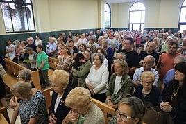 Decenas de personas arroparon a la familia de Noelia González en estos duros momentos.