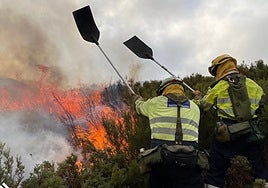 Varios bomberos tratan de aplacar el incendio que ha puesto en vilo al concejo de Degaña.