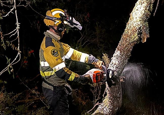 La Brif de Tineo durante los trabajos en el incendio de Degaña esta pasada noche.