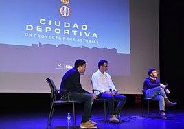 Diego Baeza, con los técnicos que diseñaron el proyecto, en la presentación de la ciudad deportiva en el Teatro El Llar de Corvera.