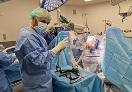 Intervención en el HUCA para implantar un nuevo dispositivo frente al párkinson.