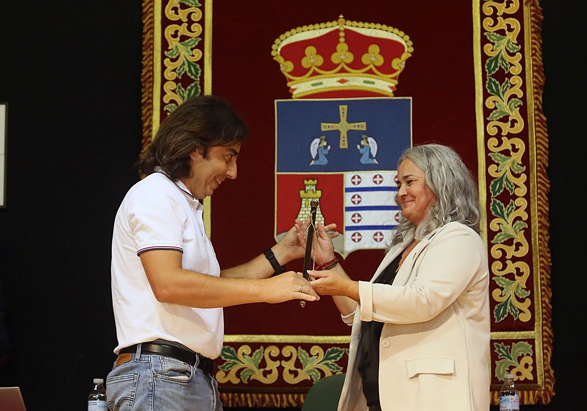 Eva Pérez recibe el bastón de la Alcaldía de manos de Gerardo Sanz, quien dimitió recientemente.