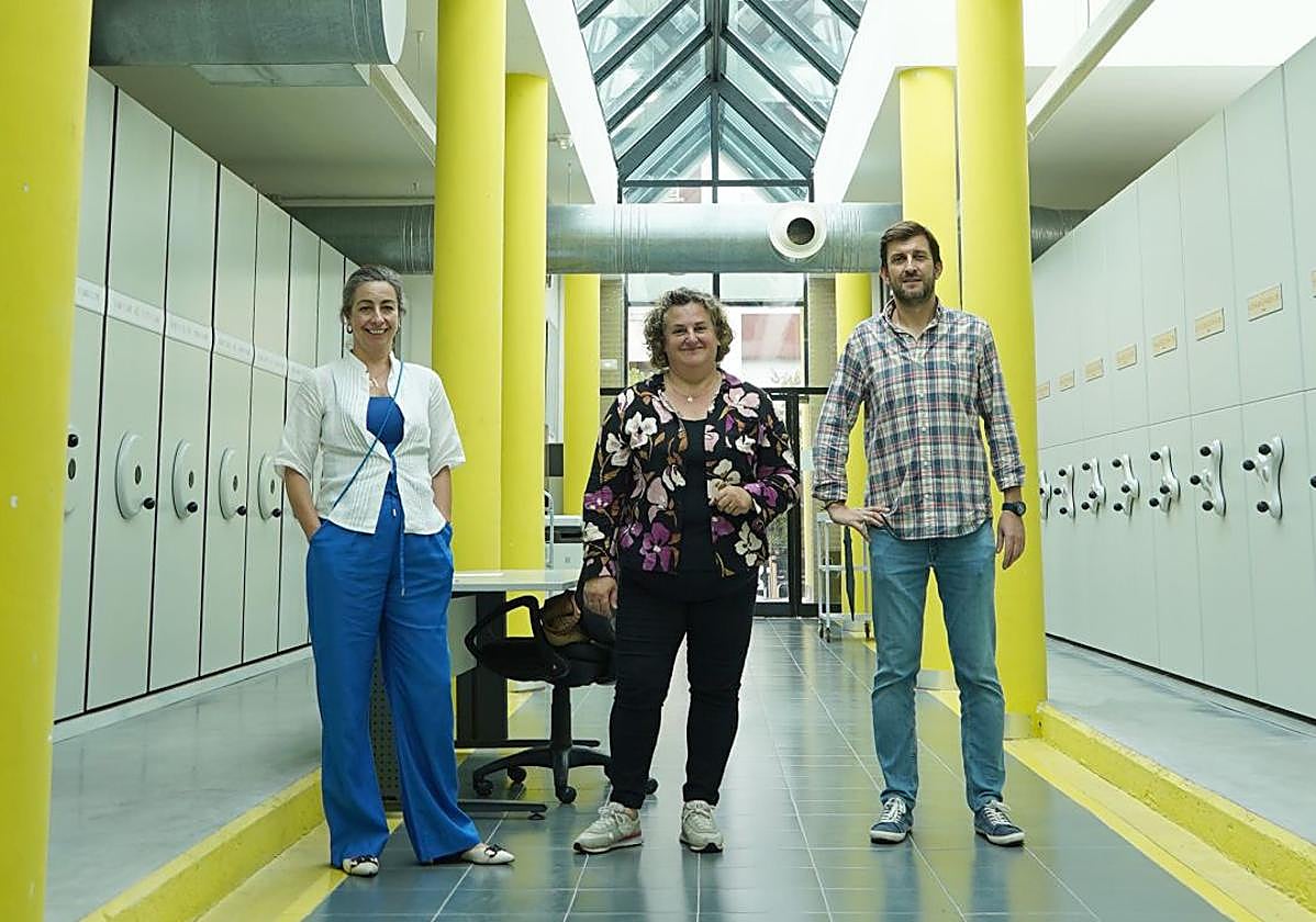 La arquitecta municipal María José Fernández, la edil Pilar Santianes y el técnico Juan Freije.