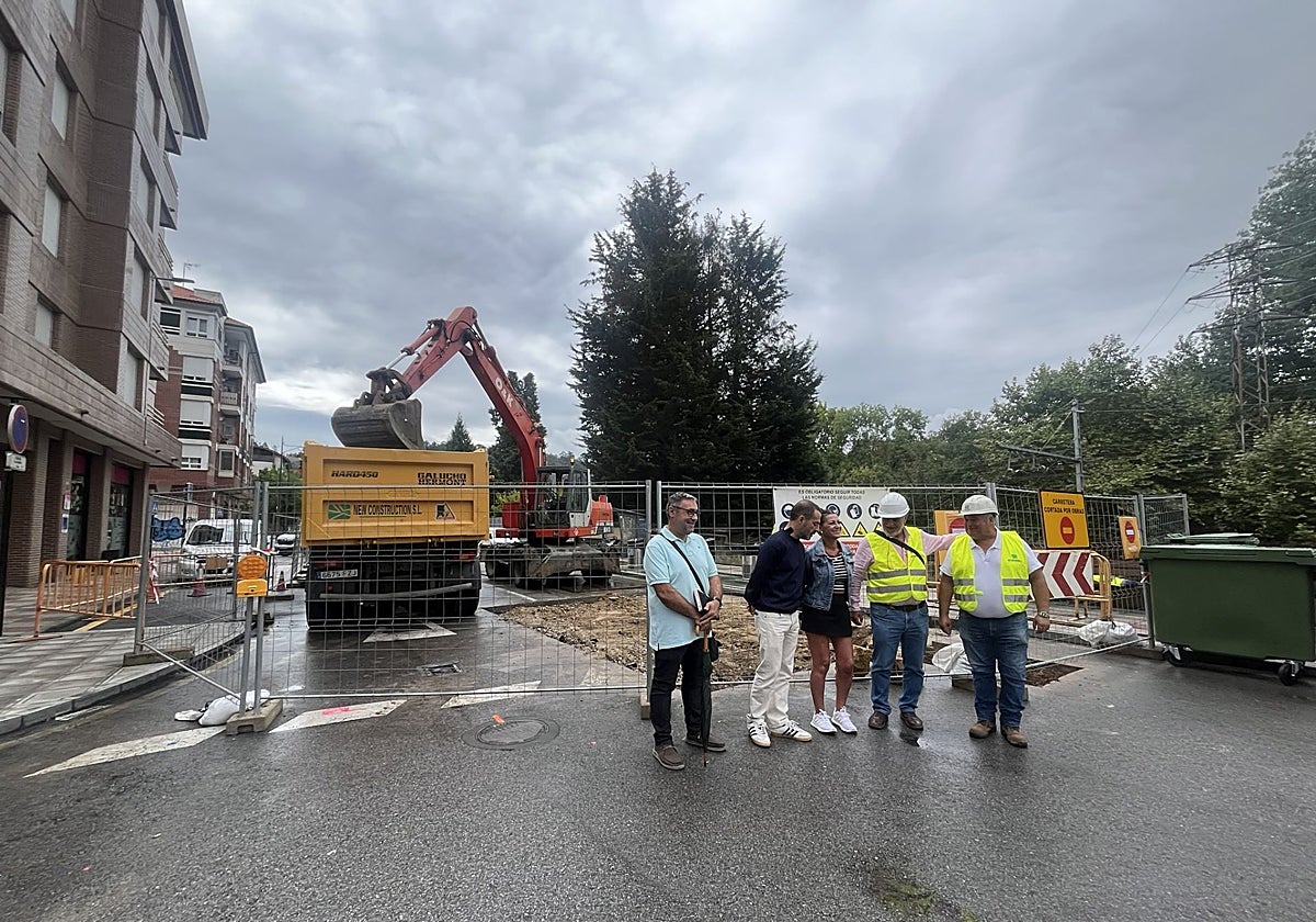 El edil Pergentino Martínez; el alcalde de Siero, Ángel García, 'Cepi', quien conversa con la portavoz de IU. Tere Álvarez; y los responsables de la empresa que ejecuta las obras, Manuel Fernández y Benigno Fernández de New Construction.