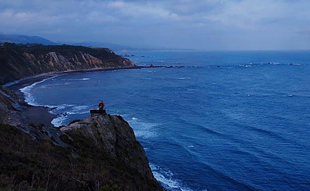 La ruta nocturna recorre un pequeño tramo de una senda más larga, la de Entrecabos,,un recorrido que une el faro de Vidio con la playa del Silencio.