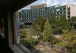Abandono y desperfectos en el antiguo HUCA.