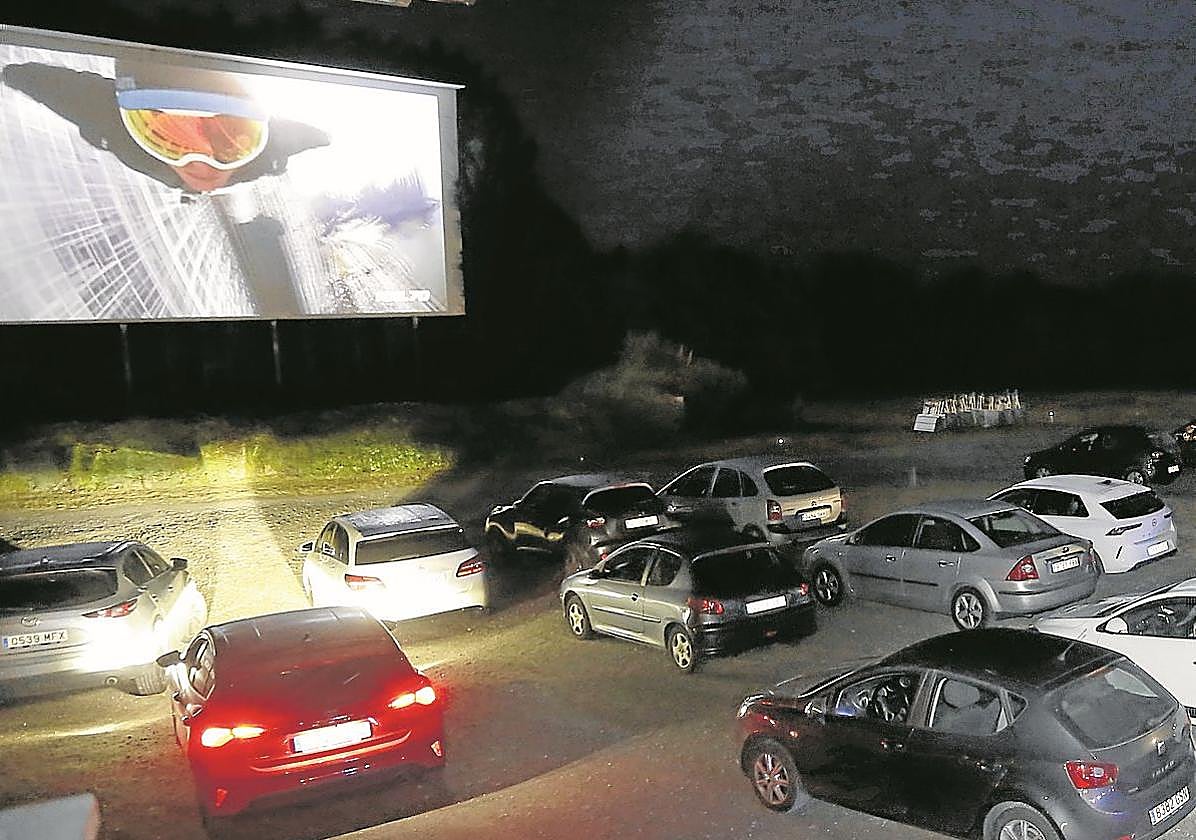 Sesión de anoche en el Autocine, donde proyectaron 'Nadie 2'.