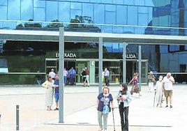 Entrada principal al edificio de consultas externas del Hospital Universitario Central de Asturias.