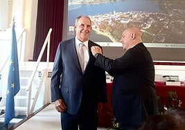 Álvaro Platero recibe del alcalde de Castropol, Francisco Vinjoy, una insignia como Hijo Predilecto del municipio.