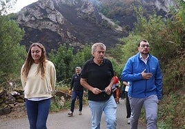 Adrián Barbón (derecha) y el alcalde de Somiedo, Belarmino Fernández Fervienza (centro), durante su recorrido por la zona afectada por los incendios en Somiedo.