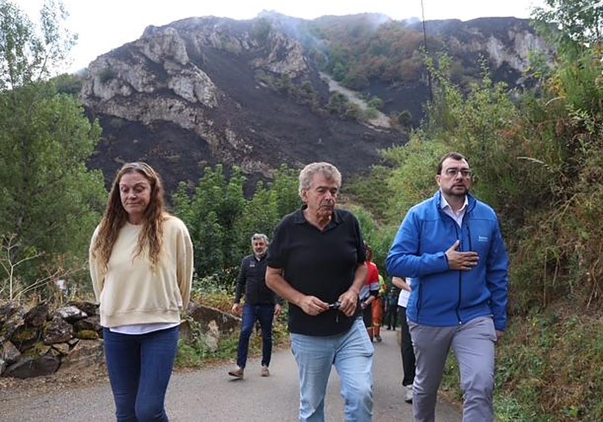 Adrián Barbón (derecha) y el alcalde de Somiedo, Belarmino Fernández Fervienza (centro), durante su recorrido por la zona afectada por los incendios en Somiedo.
