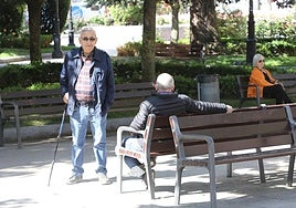 Jubilados conversan en un parque.