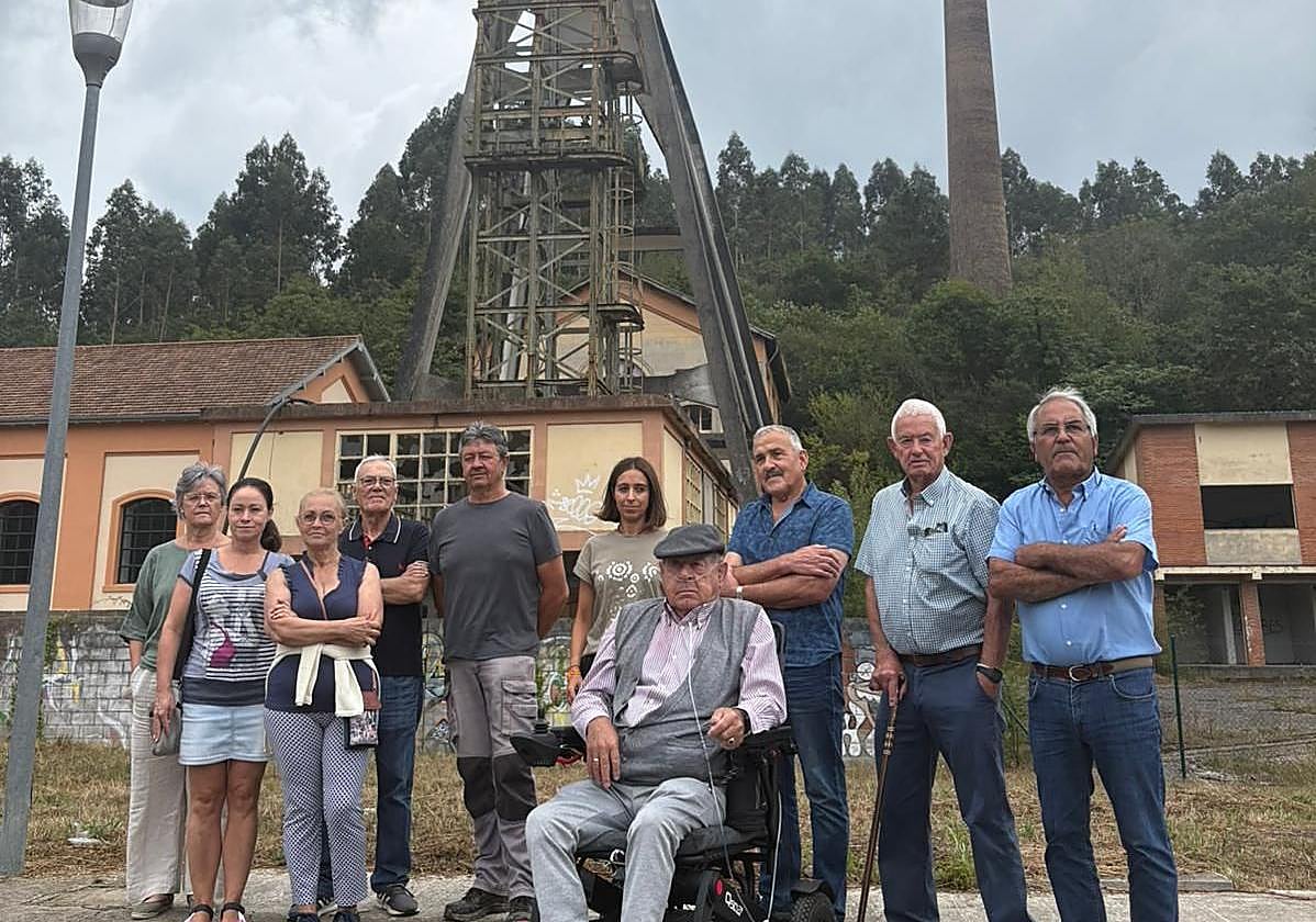 Vecinos de Lieres y la edil de Podeos, Silvia Tárano, ante el pozo Solvay.